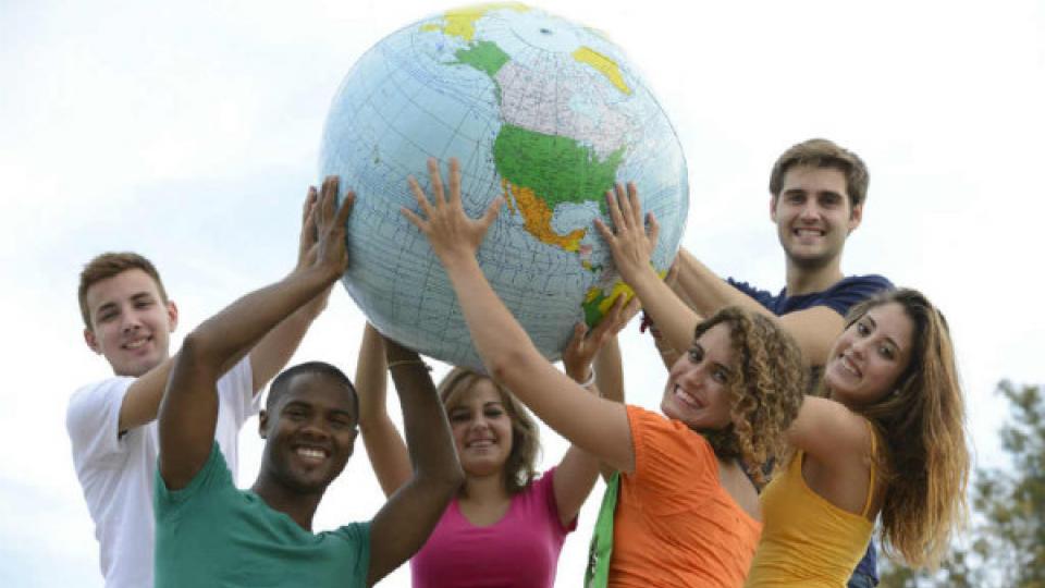 giovani con il mondo in mano